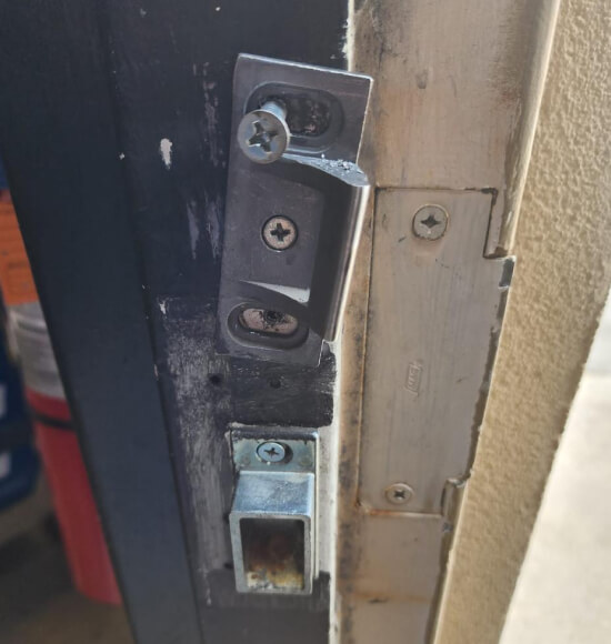 commercial-locksmith-business-lockout-waco-img Commercial locksmith handling a business lockout in Waco, TX