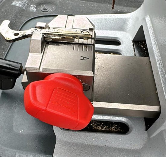 dallas-locksmith-cutting-replacement-car-key-onsite-img Dallas locksmith cutting a replacement car key onsite