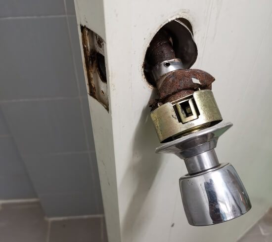 Austin locksmith replacing a failed door lock in emergency
