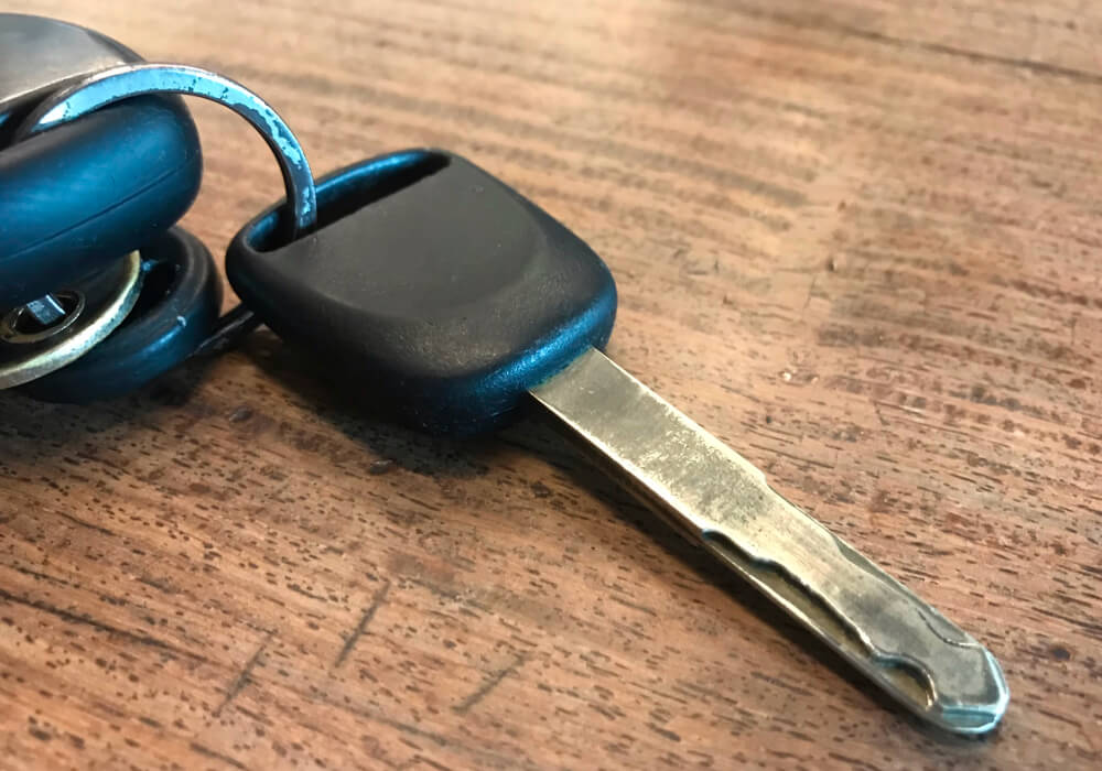 Single transponder car key with no spare on a wooden table